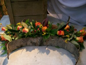 BL0 35 – Zalm rozen met boomschors – € 38 - Rouwcenter Ivo Ceulemans